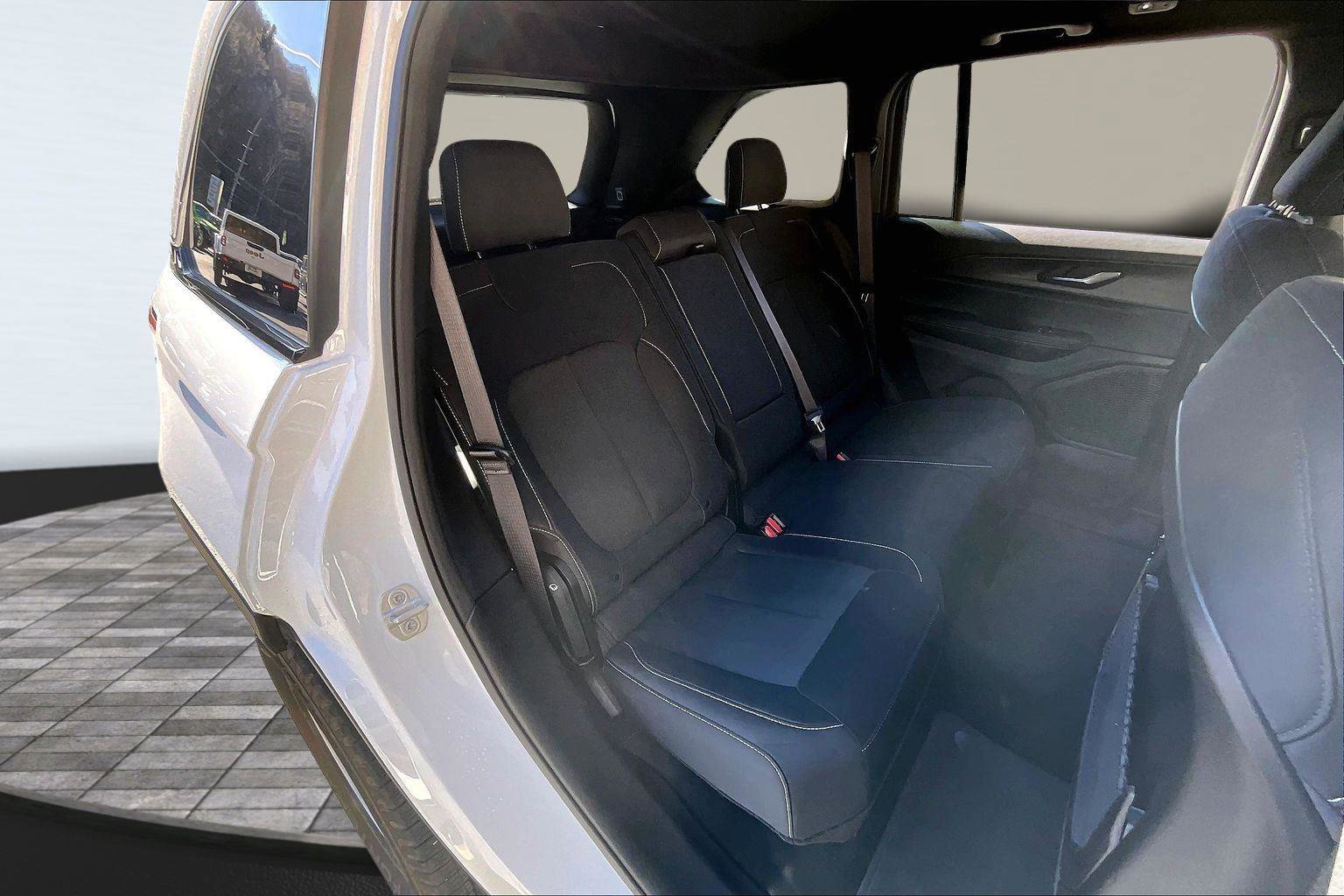 Certified 2025 Jeep Grand Cherokee Laredo w/ Luxury Tech Group I image 28