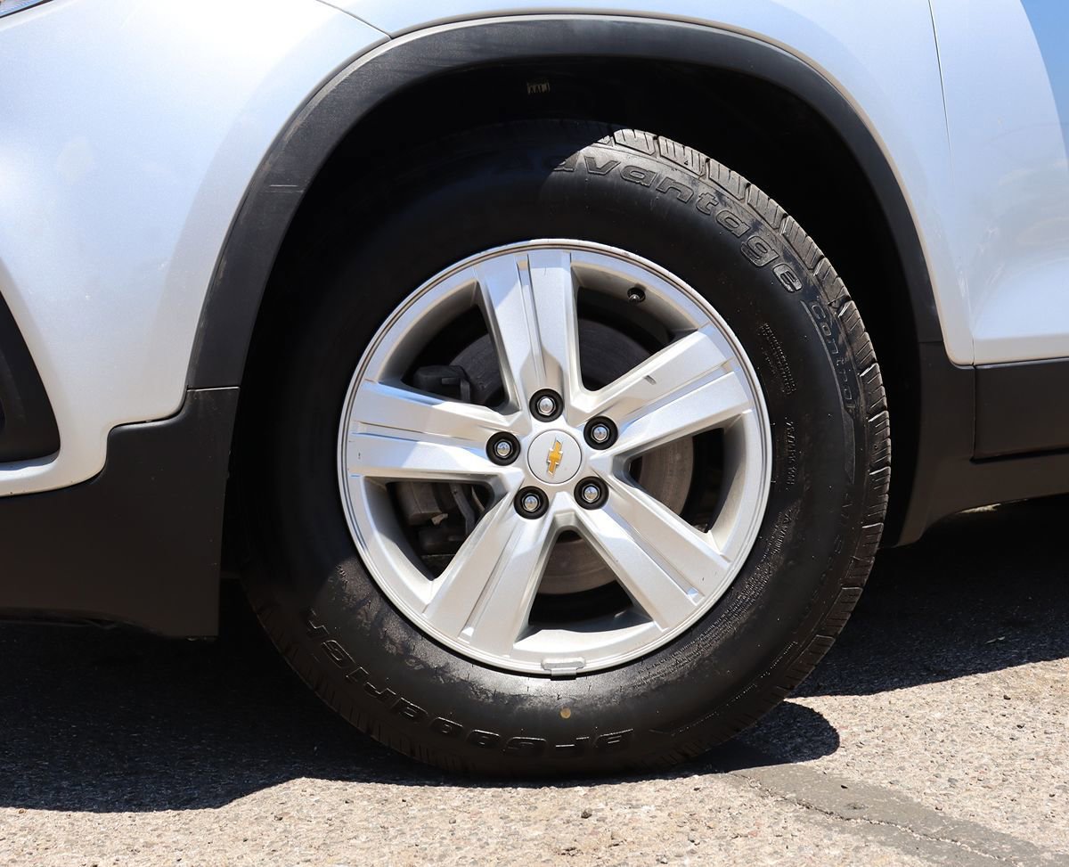 Used 2020 Chevrolet Trax LS w/ Tint and Cruise Package FWD image 5