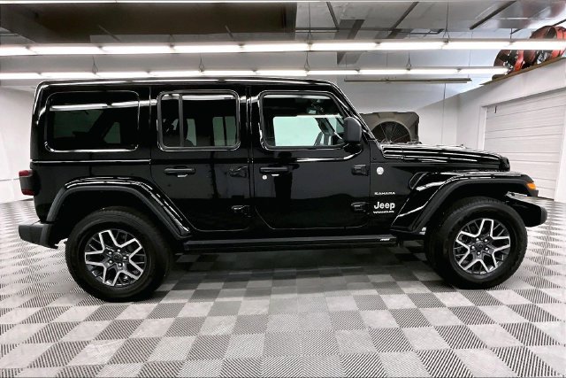 Used 2024 Jeep Wrangler Unlimited Sahara w/ Technology Group AWD/4WD image 14