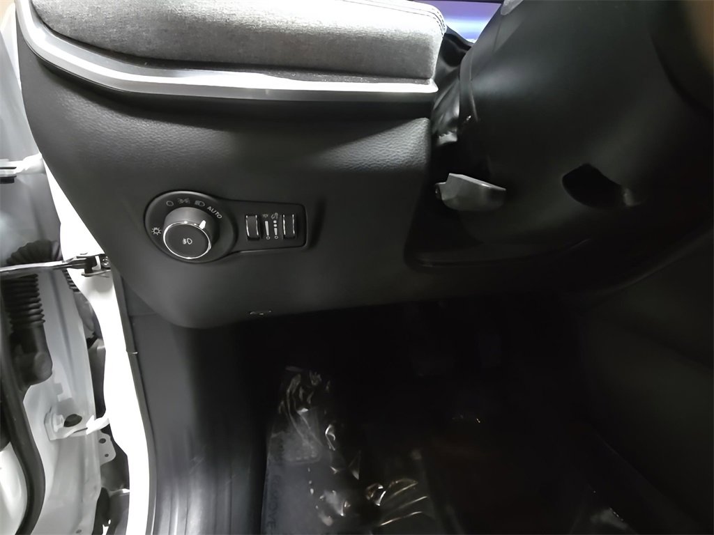 Used 2024 Jeep Compass Latitude image 11