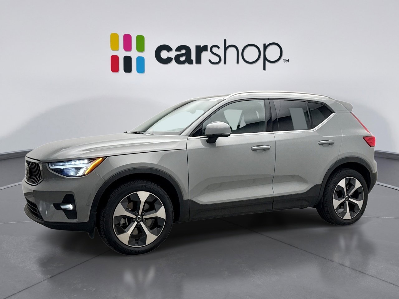 Used 2025 Volvo XC40 B5 Plus AWD/4WD image 1