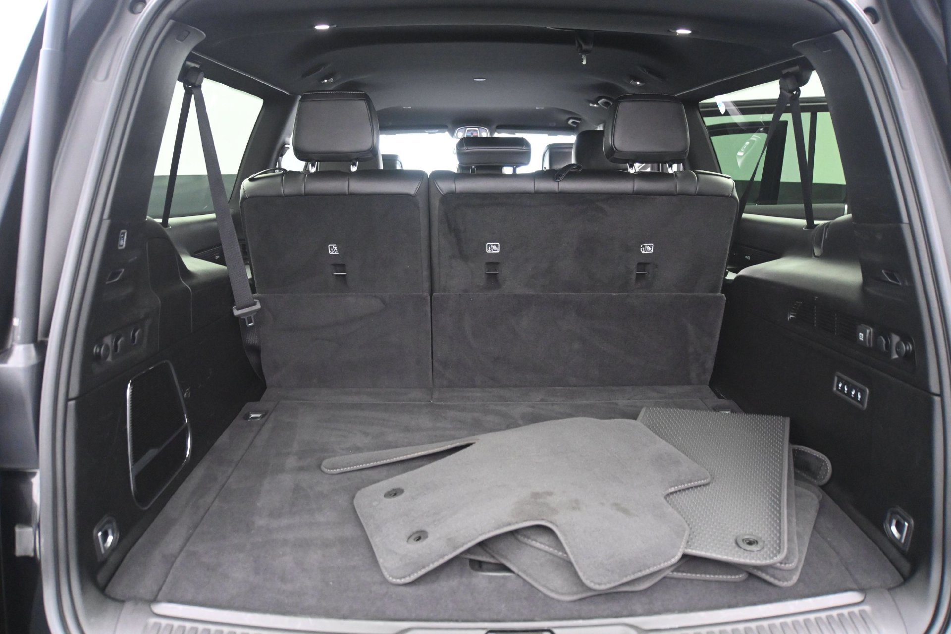 Used 2025 Jeep Wagoneer L Series II w/ 8-pass Seating Package AWD/4WD image 16
