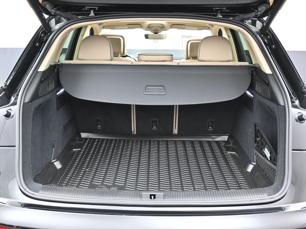 Used 2023 Audi Q5 2.0T Prestige w/ Prestige Package image 16