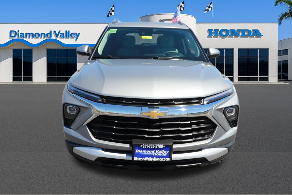 Used 2025 Chevrolet TrailBlazer LT FWD image 2