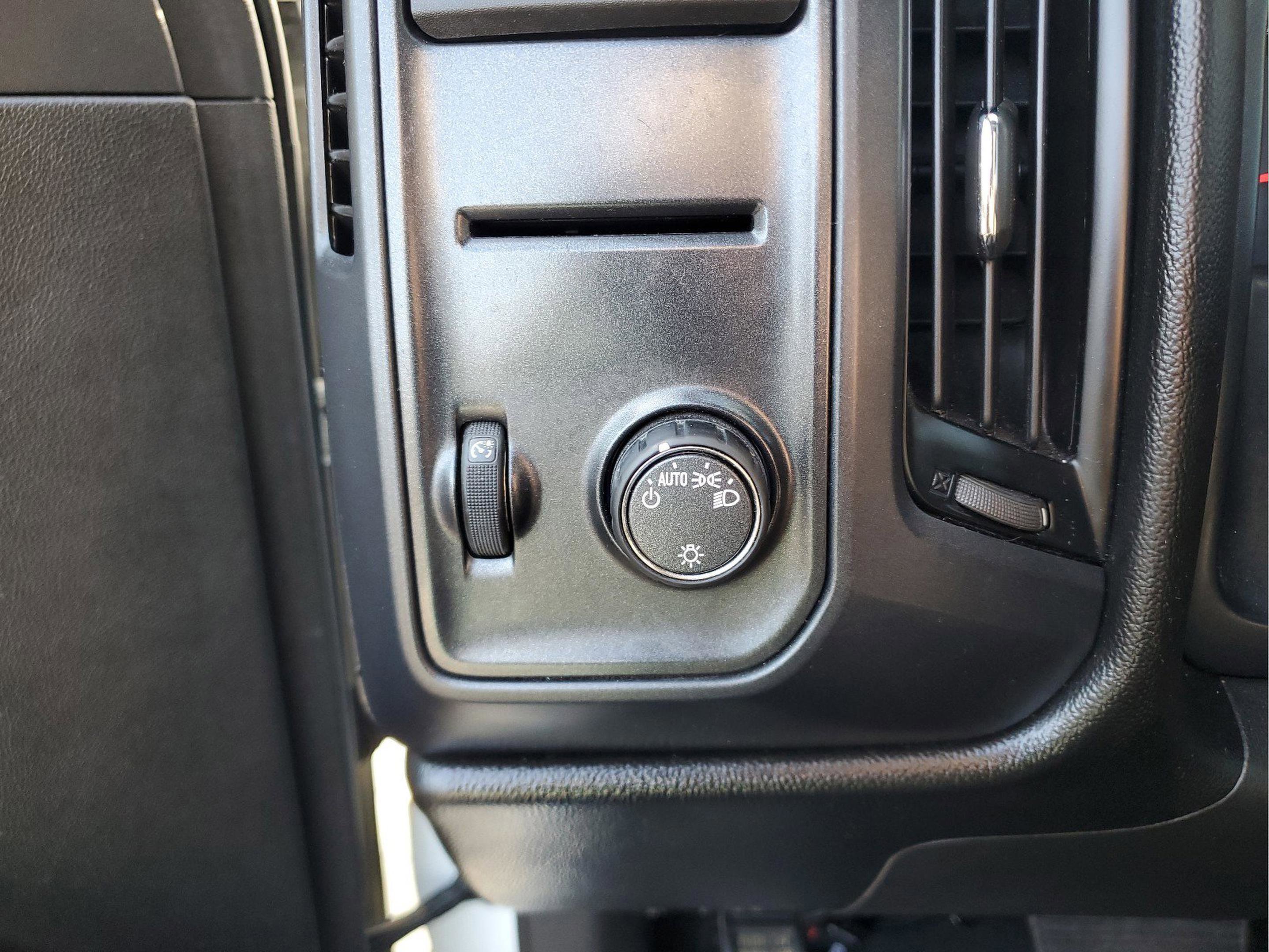 Used 2018 Chevrolet Silverado 1500 Custom w/ Custom Value Package RWD image 11