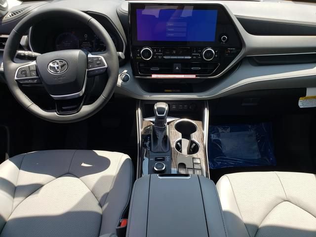 New 2026 Toyota Highlander Limited AWD/4WD image 11