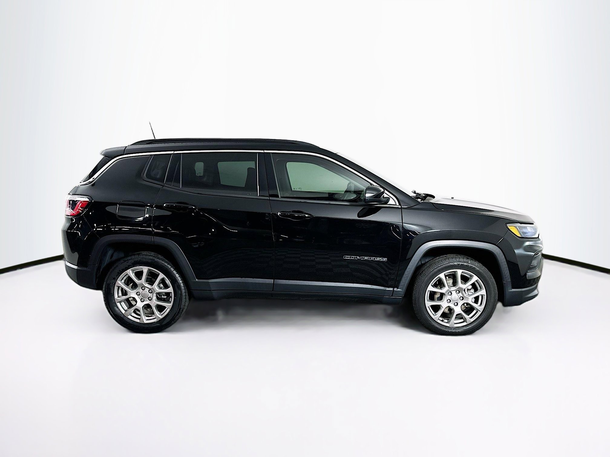 Used 2022 Jeep Compass Latitude image 10