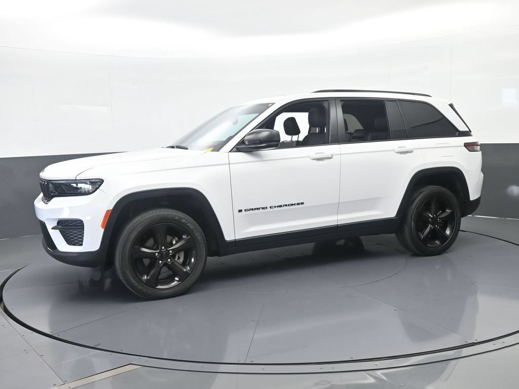 Used 2024 Jeep Grand Cherokee Altitude RWD image 2