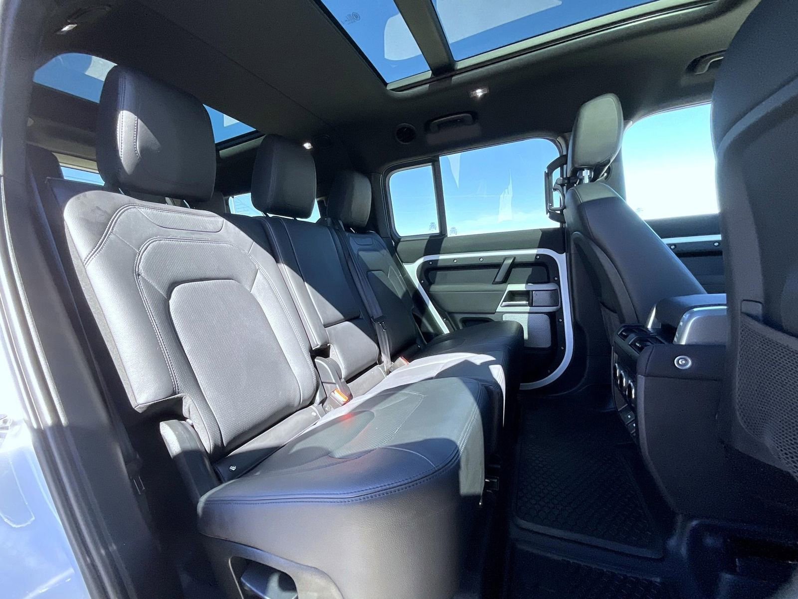 Used 2023 Land Rover Defender 130 SE image 22