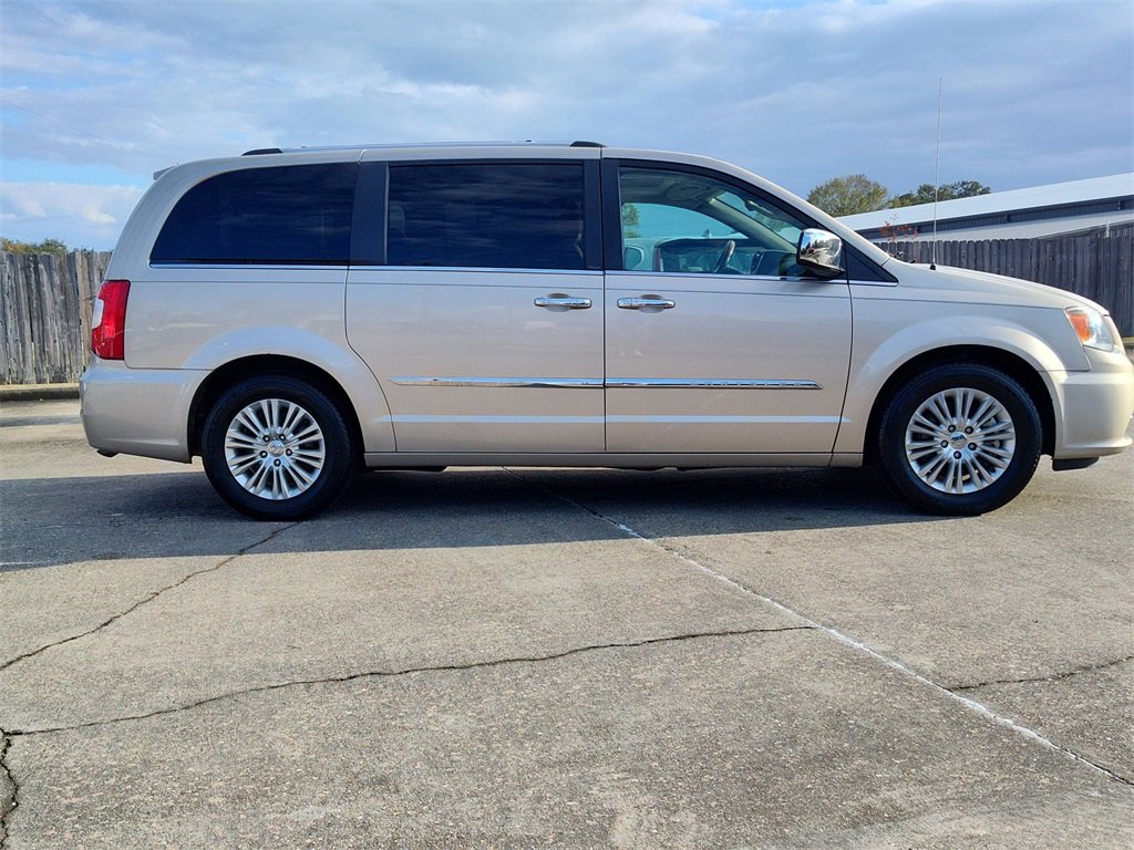 Used 2012 Chrysler Town & Country Limited w/ Luxury Group image 14