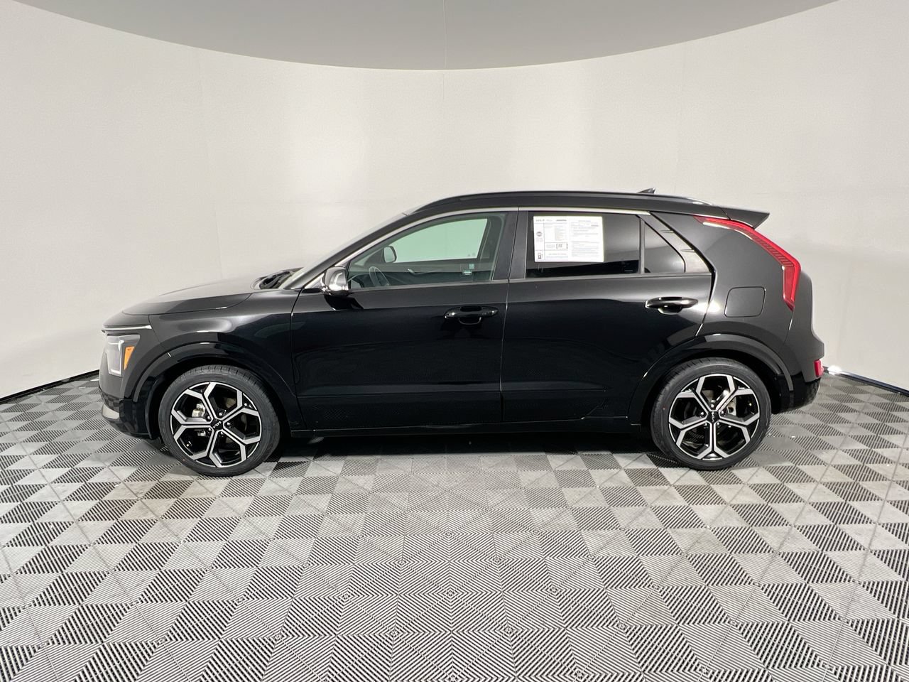Certified 2025 Kia Niro EX Touring FWD image 8