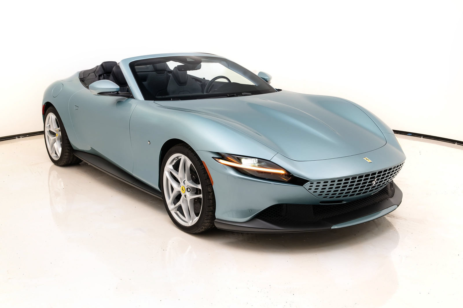 Certified 2025 Ferrari Roma Spider RWD image 1