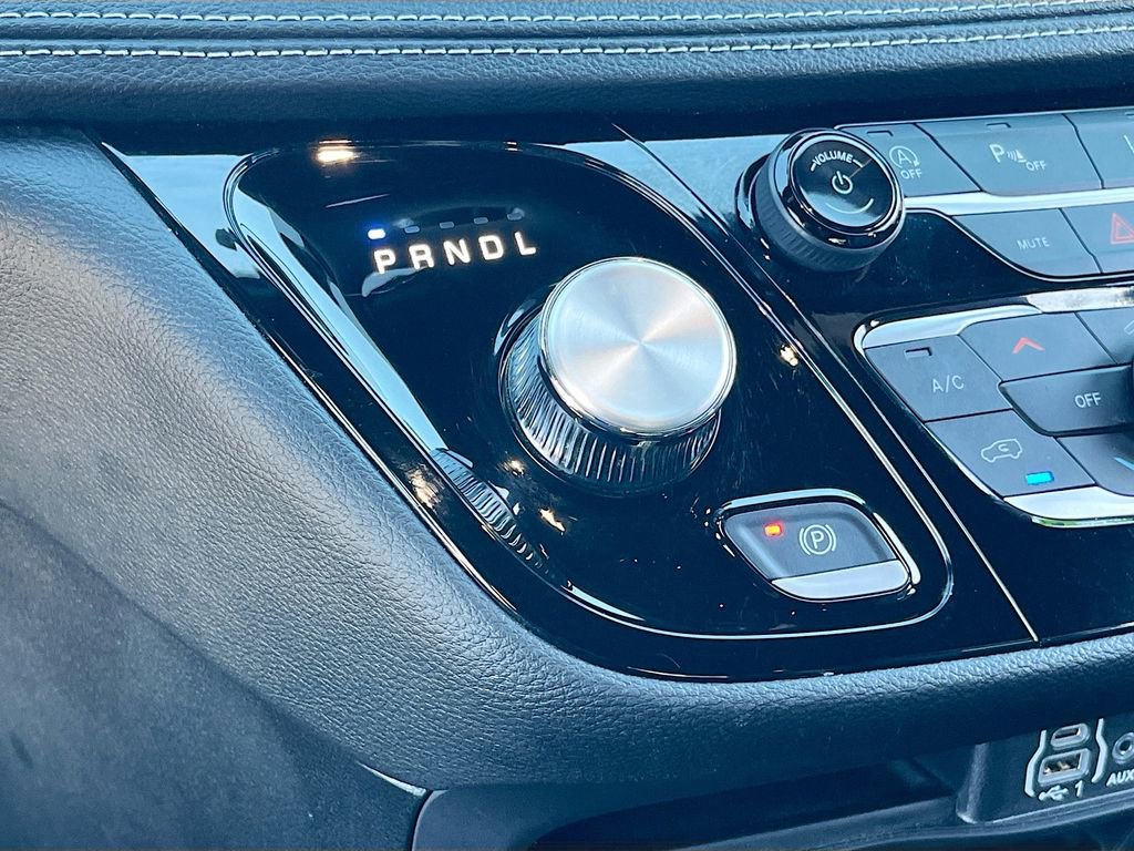 Certified 2025 Chrysler Pacifica Select image 14