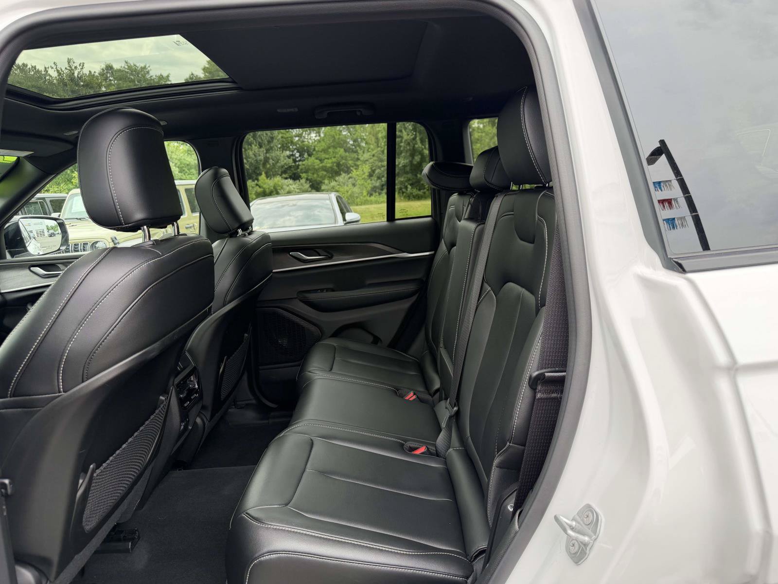 Used 2025 Jeep Grand Cherokee Limited w/ MOPAR Finishing Package AWD/4WD image 9