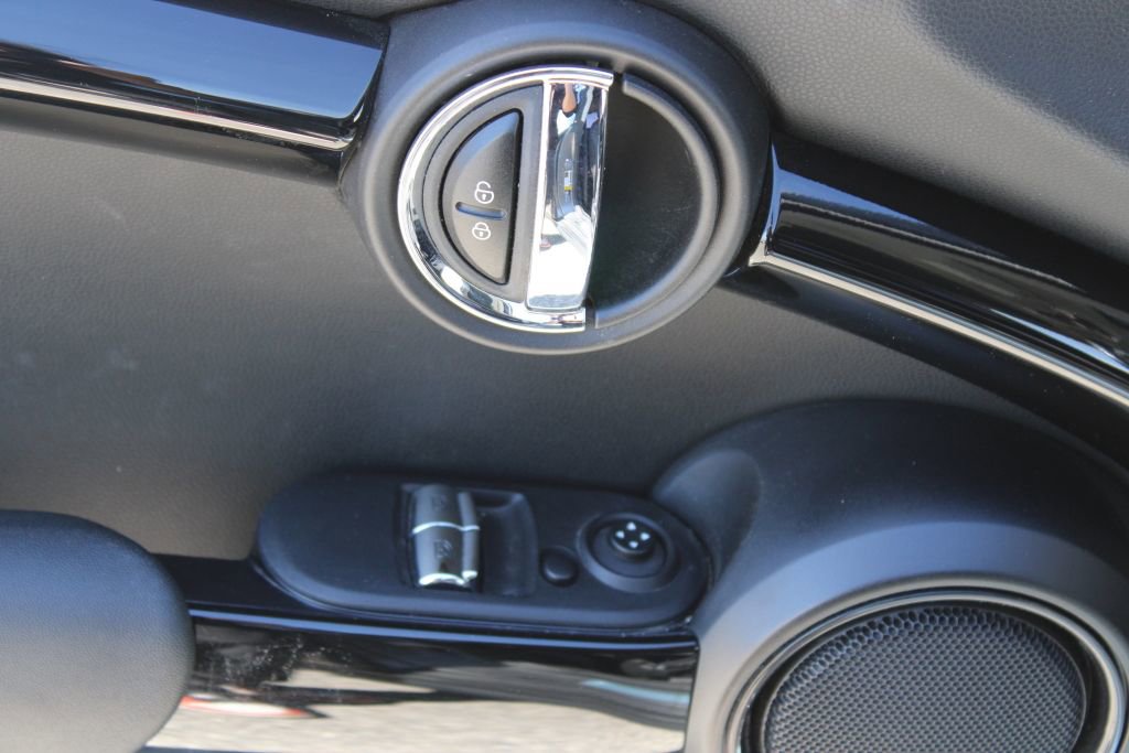Used 2020 MINI Cooper 2-Door Hardtop FWD image 27