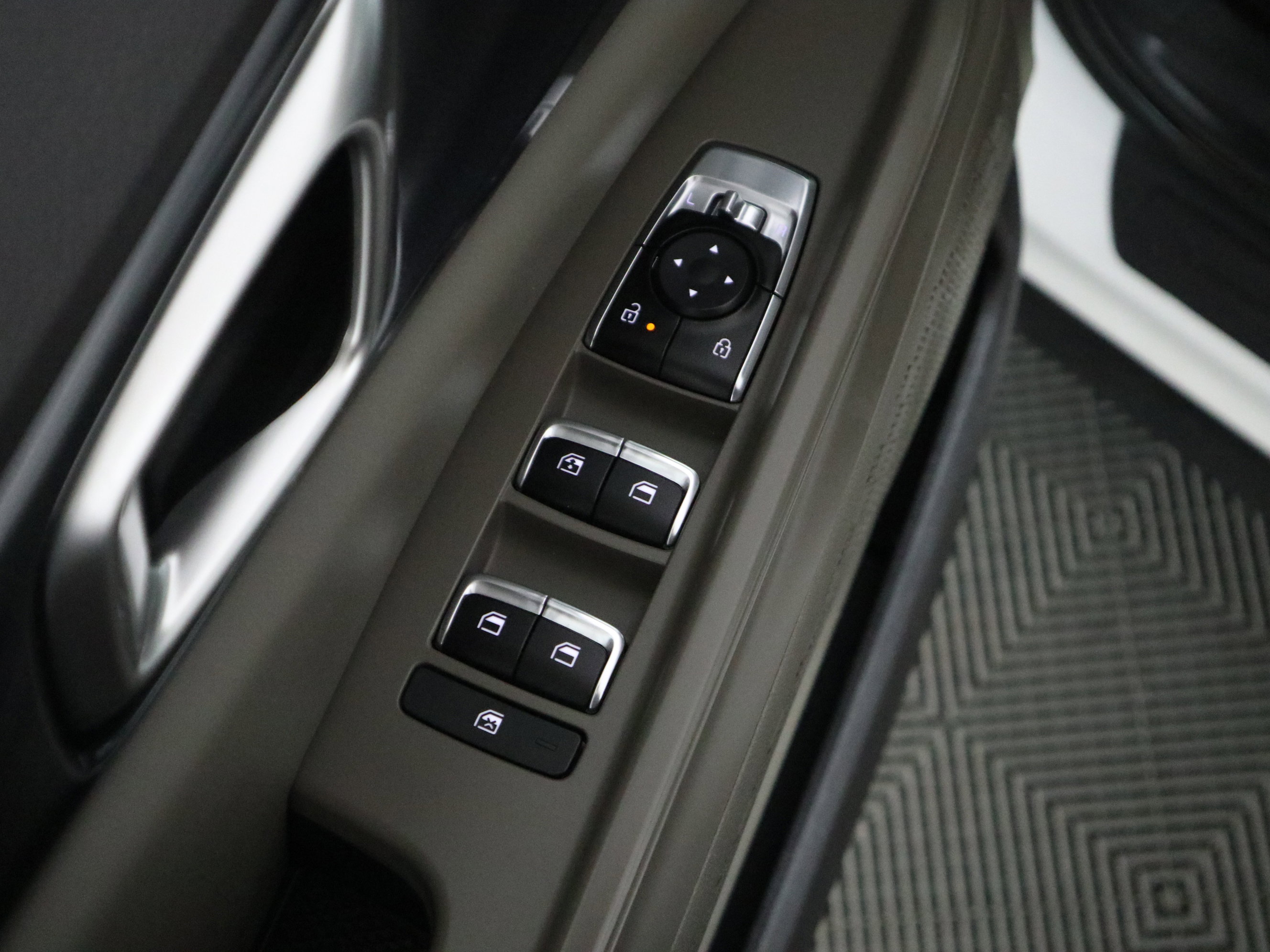 Used 2025 Kia Carnival image 35