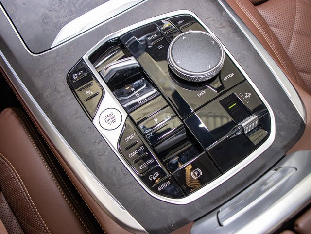 Used 2025 BMW X7 xDrive40i w/ Premium Package image 19