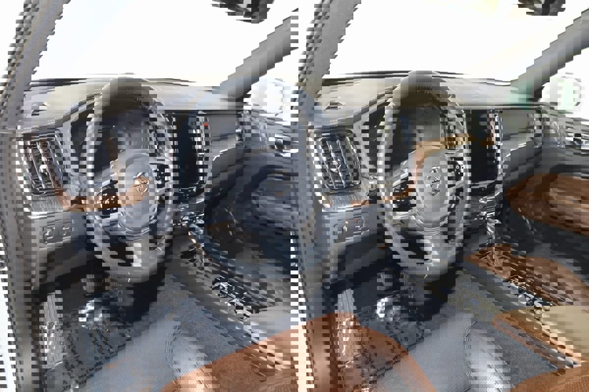 Used 2021 Volvo XC60 T5 Inscription w/ Protection Package Premier image 28