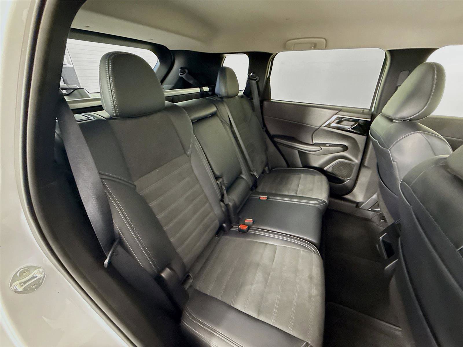 Used 2024 Mitsubishi Outlander SE image 22