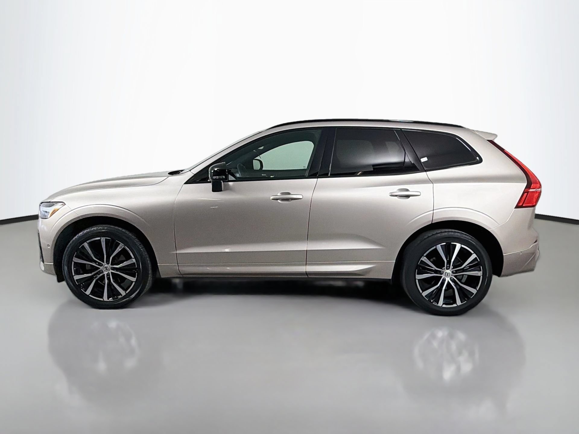 Certified 2023 Volvo XC60 B5 Ultimate w/ Climate Package AWD/4WD image 9