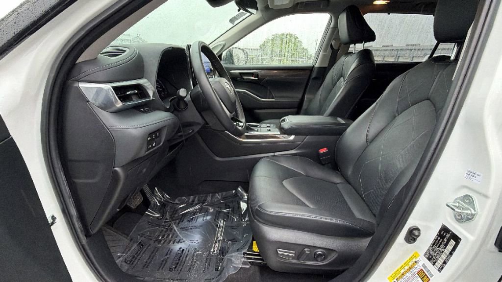 Used 2023 Toyota Highlander Platinum FWD image 16