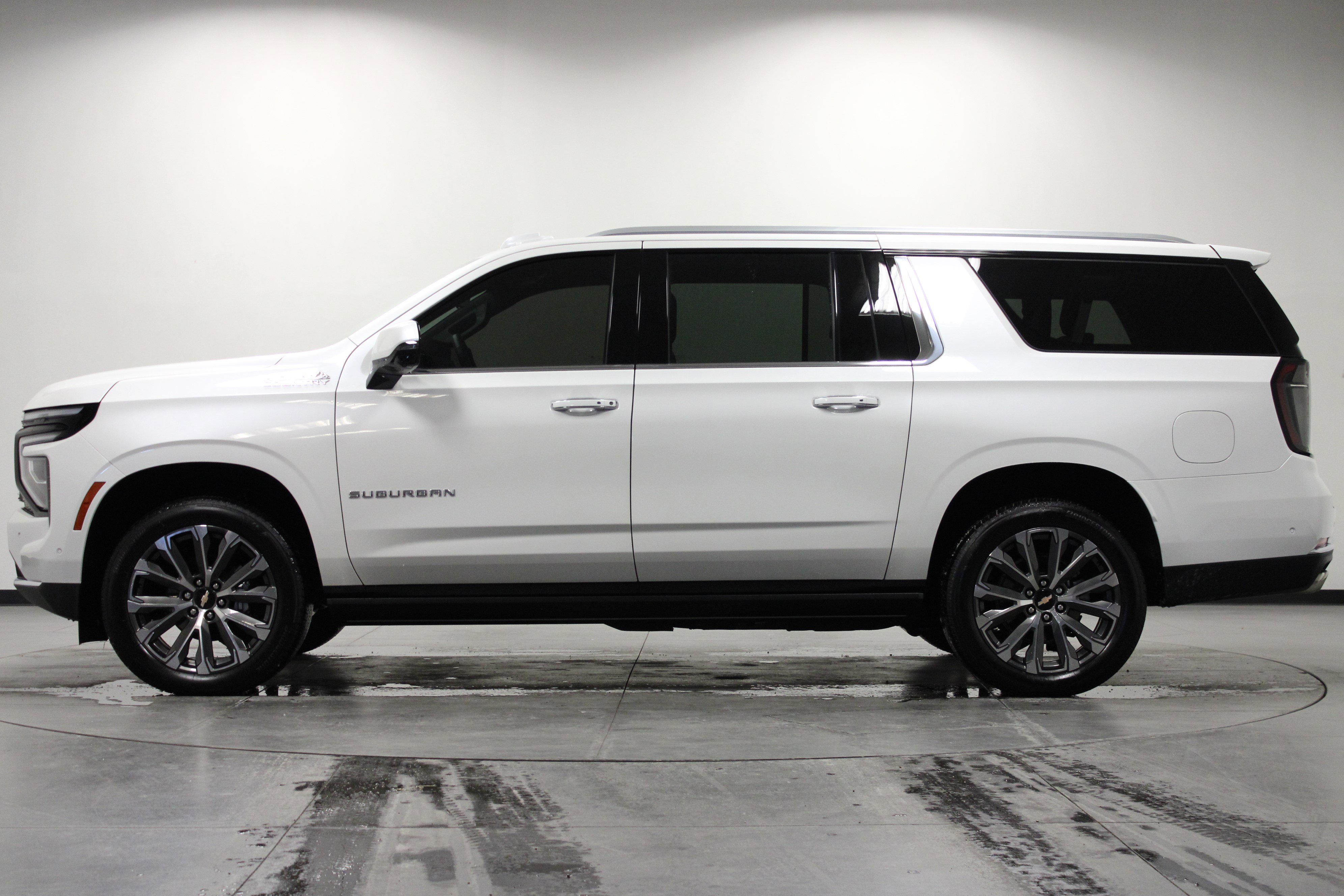 Used 2025 Chevrolet Suburban High Country image 7