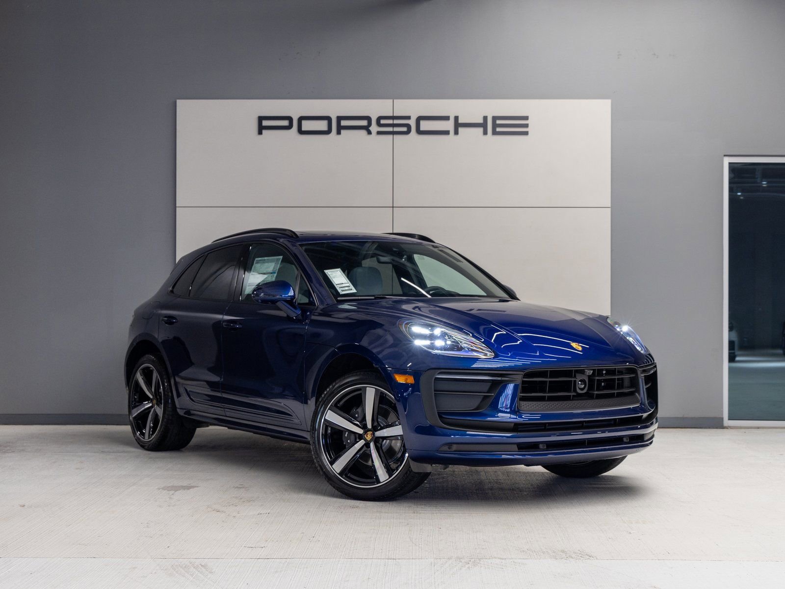 Certified 2025 Porsche Macan AWD/4WD image 9