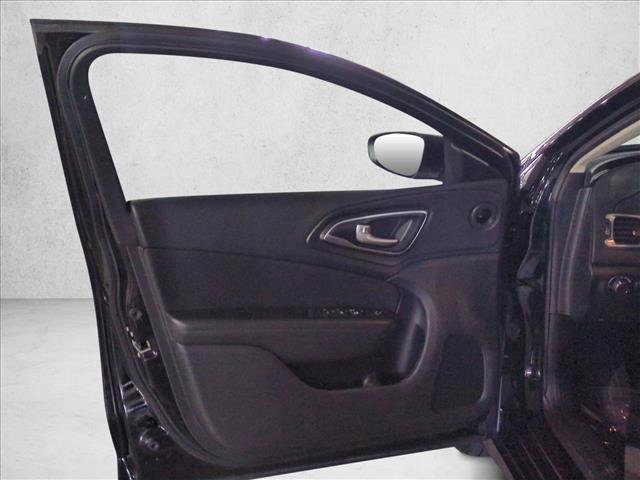 Used 2016 Chrysler 200 Limited w/ Convenience Group image 10