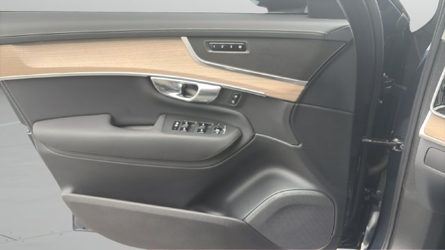 Used 2025 Volvo XC90 B5 Core AWD/4WD image 18