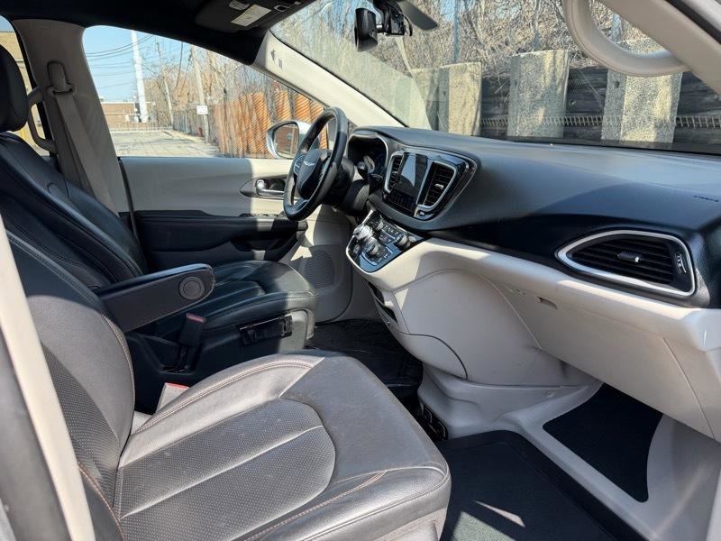 Used 2020 Chrysler Pacifica Touring-L FWD image 25
