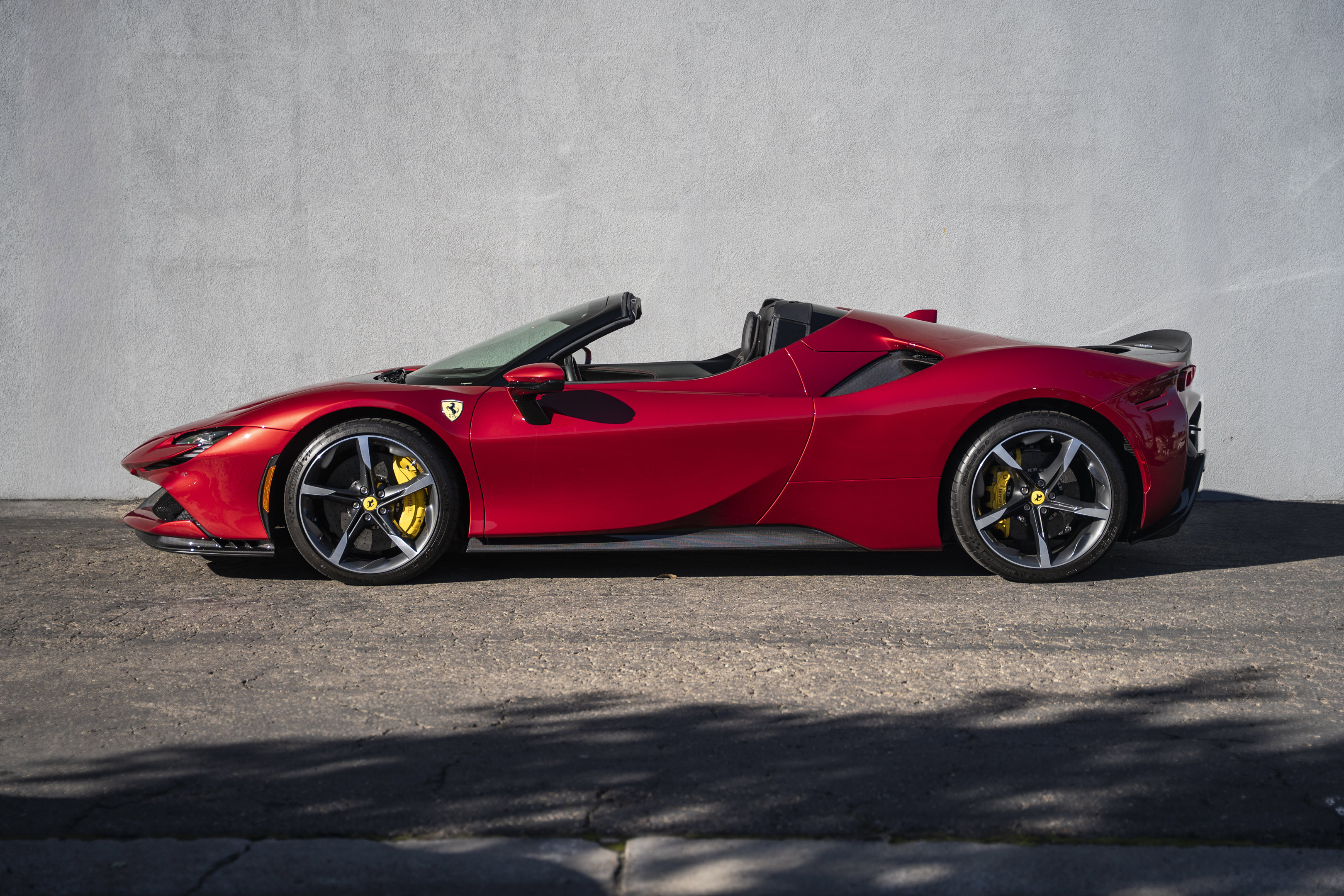 Used 2022 Ferrari SF90 Spider image 3