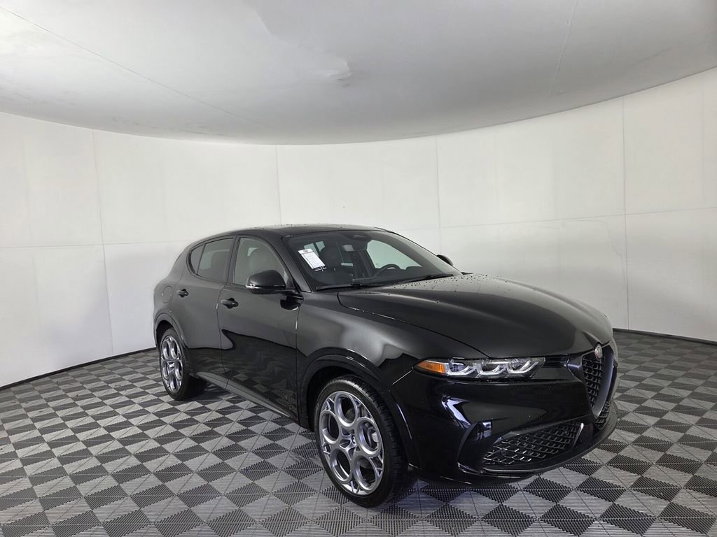 Used 2025 Alfa Romeo Tonale w/ Premium Package AWD/4WD image 2