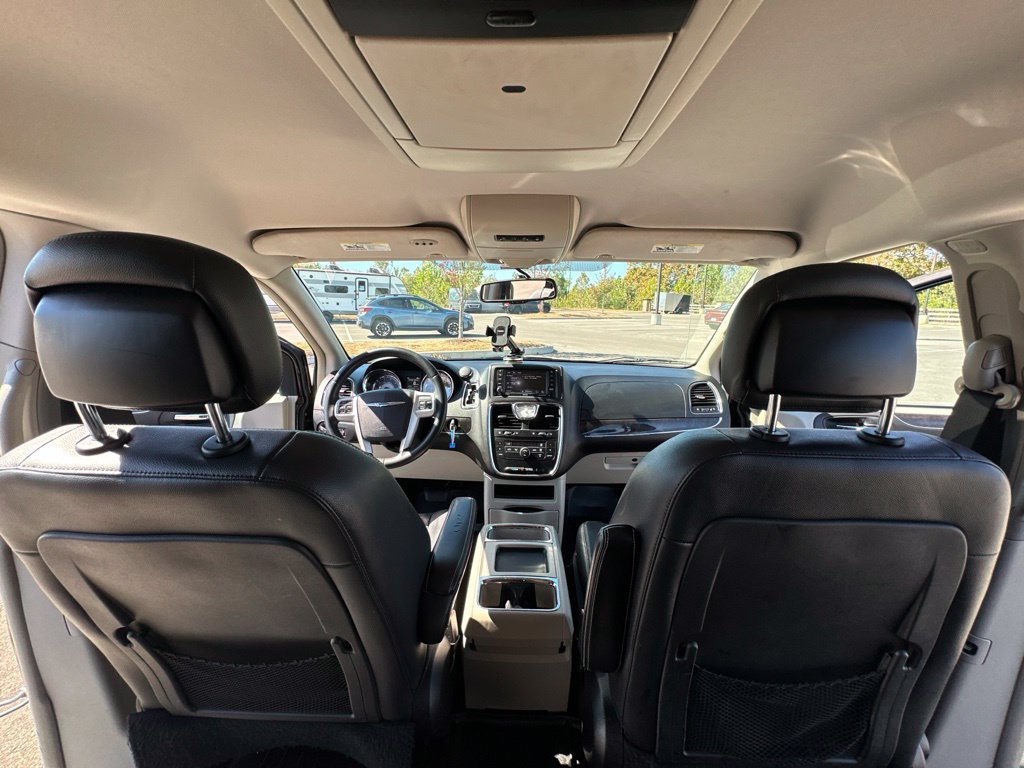 Used 2014 Chrysler Town & Country Touring FWD image 23