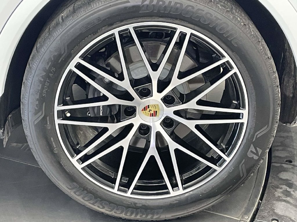 Certified 2024 Porsche Cayenne AWD/4WD image 12