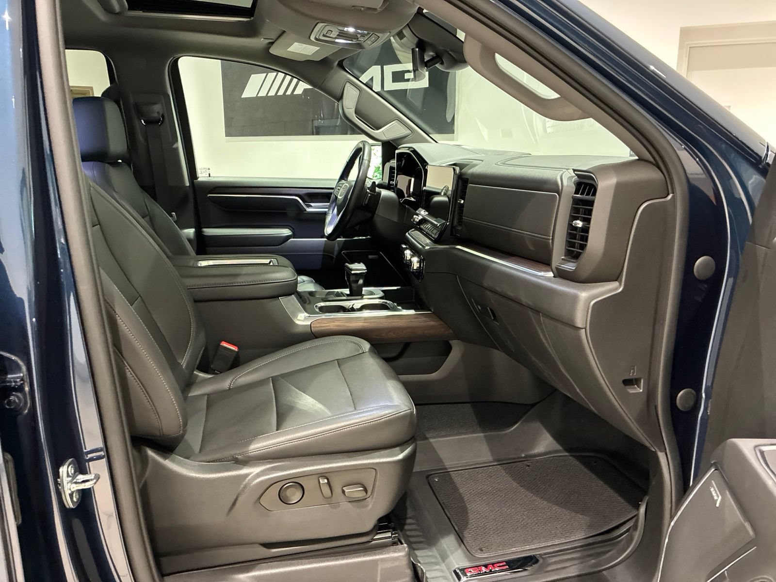 Used 2022 GMC Sierra 1500 SLT w/ SLT Premium Plus Package AWD/4WD image 27