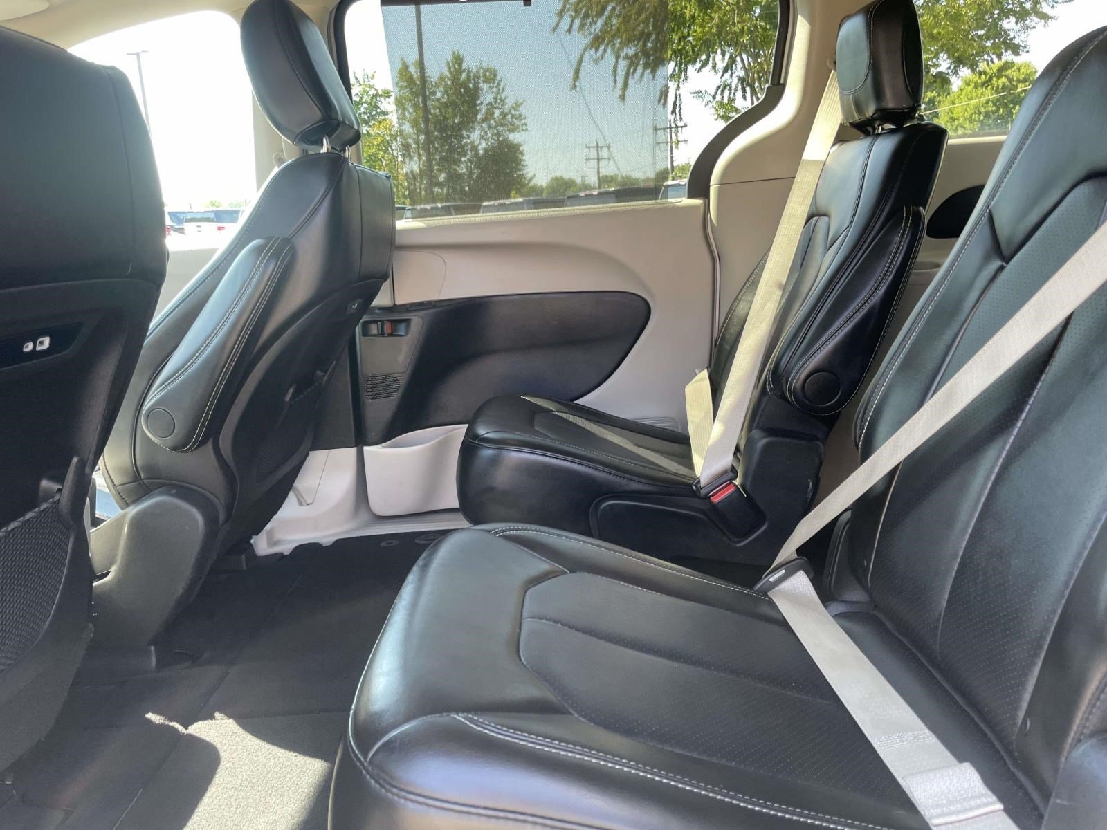 Used 2024 Chrysler Pacifica Touring-L FWD image 9