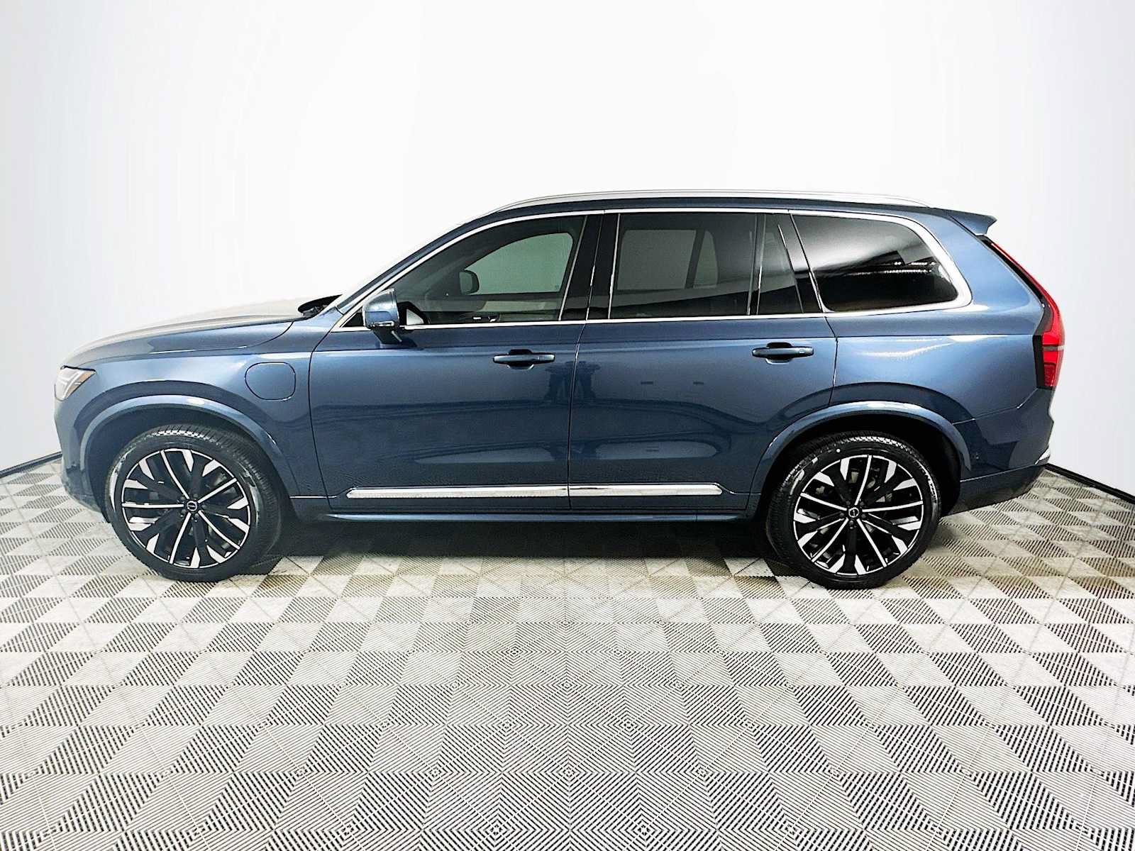 New 2026 Volvo XC90 T8 Plus w/ Protection Package Premier AWD/4WD image 4