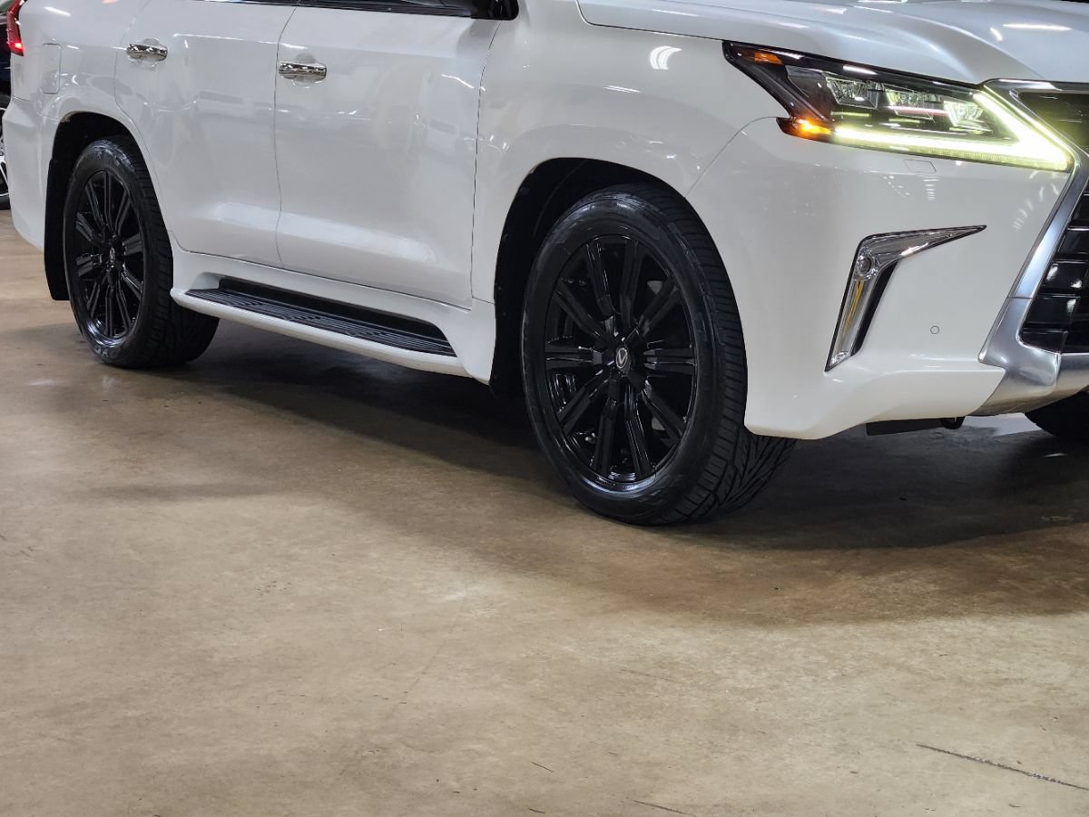 Used 2021 Lexus LX 570 4WD w/ Luxury Package image 16
