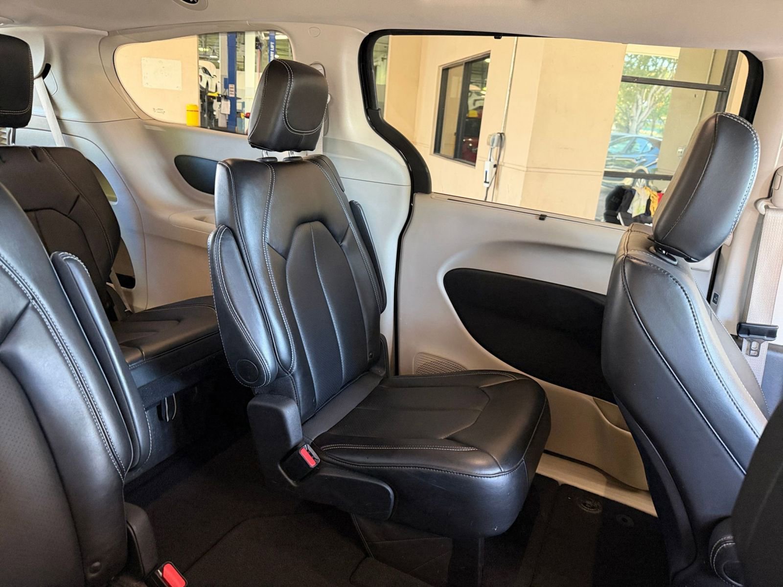 Used 2024 Chrysler Pacifica Touring-L image 35