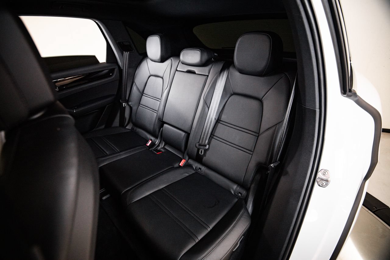 Certified 2023 Porsche Cayenne AWD/4WD image 24