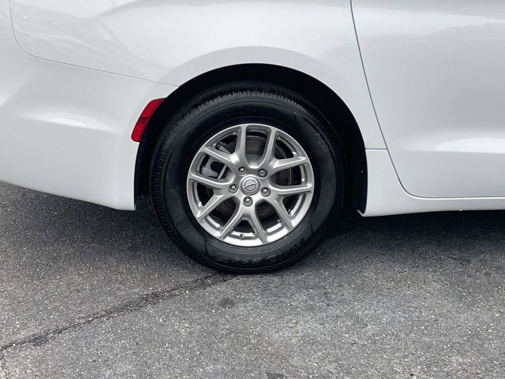 New 2026 Chrysler Pacifica Select image 12