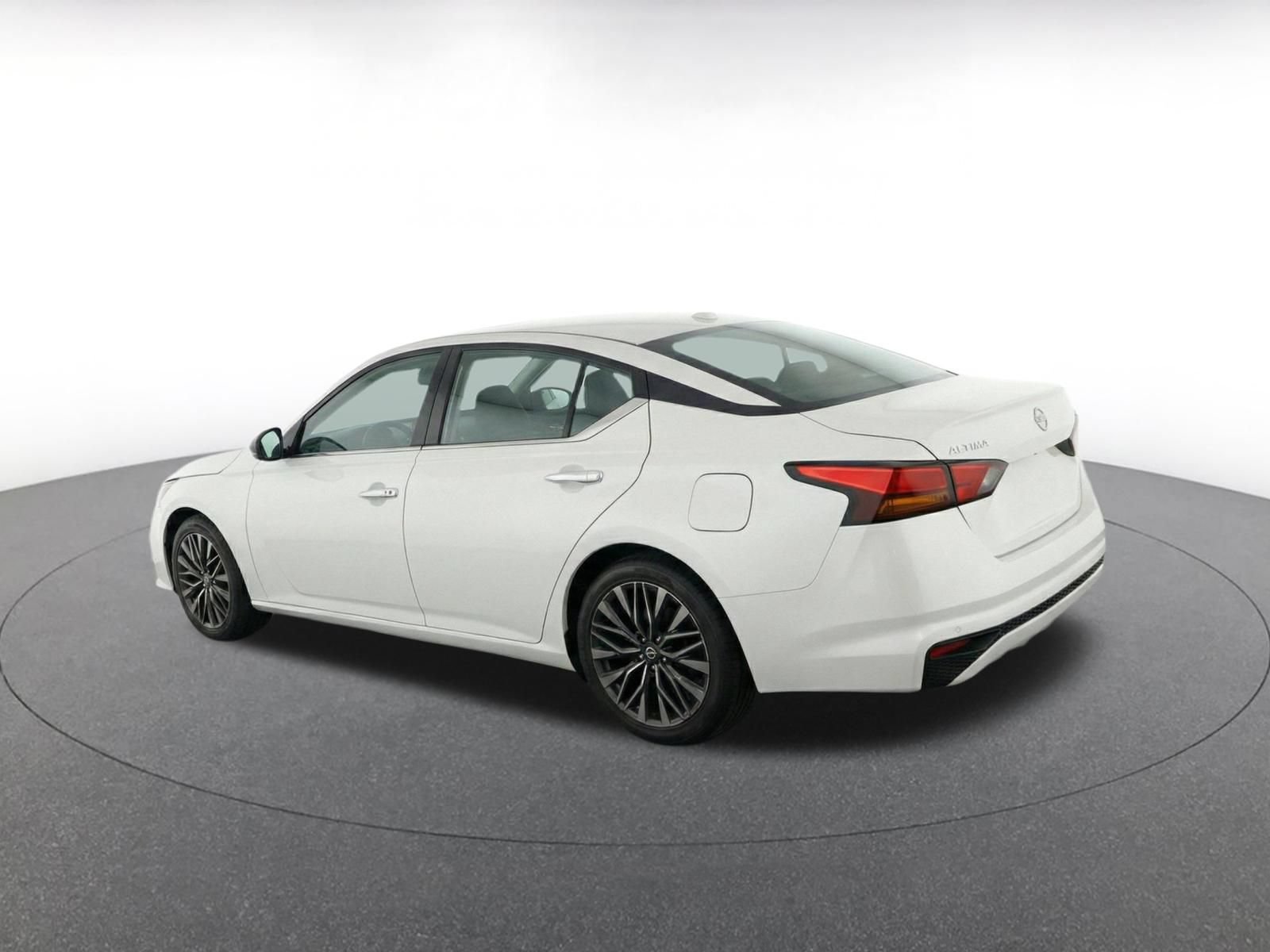 Used 2025 Nissan Altima 2.5 SV FWD image 7