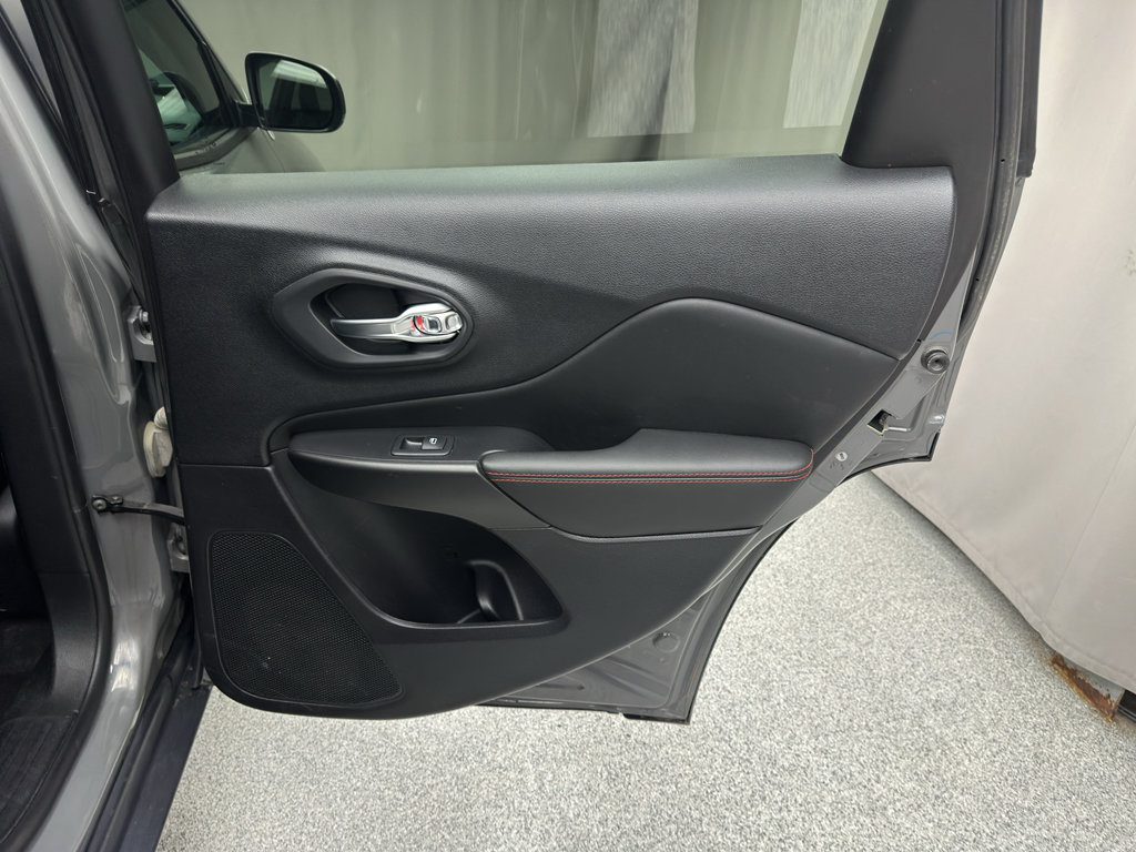 Used 2022 Jeep Cherokee Trailhawk AWD/4WD image 14