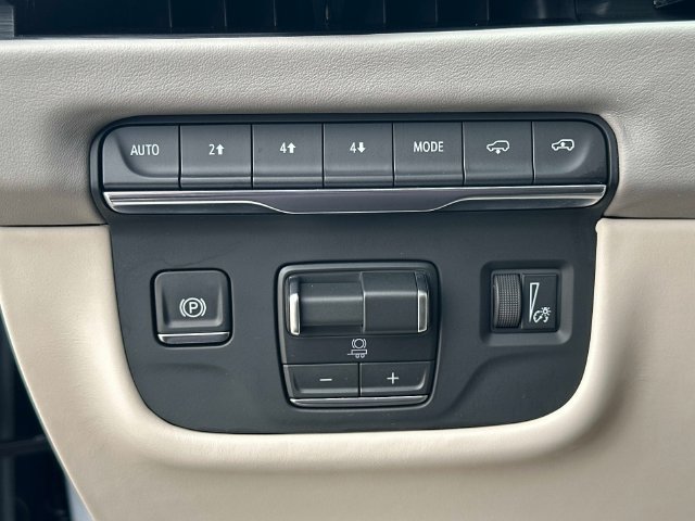 Used 2026 Cadillac Escalade ESV Platinum Sport w/ LPO, ONYX Package AWD/4WD image 12