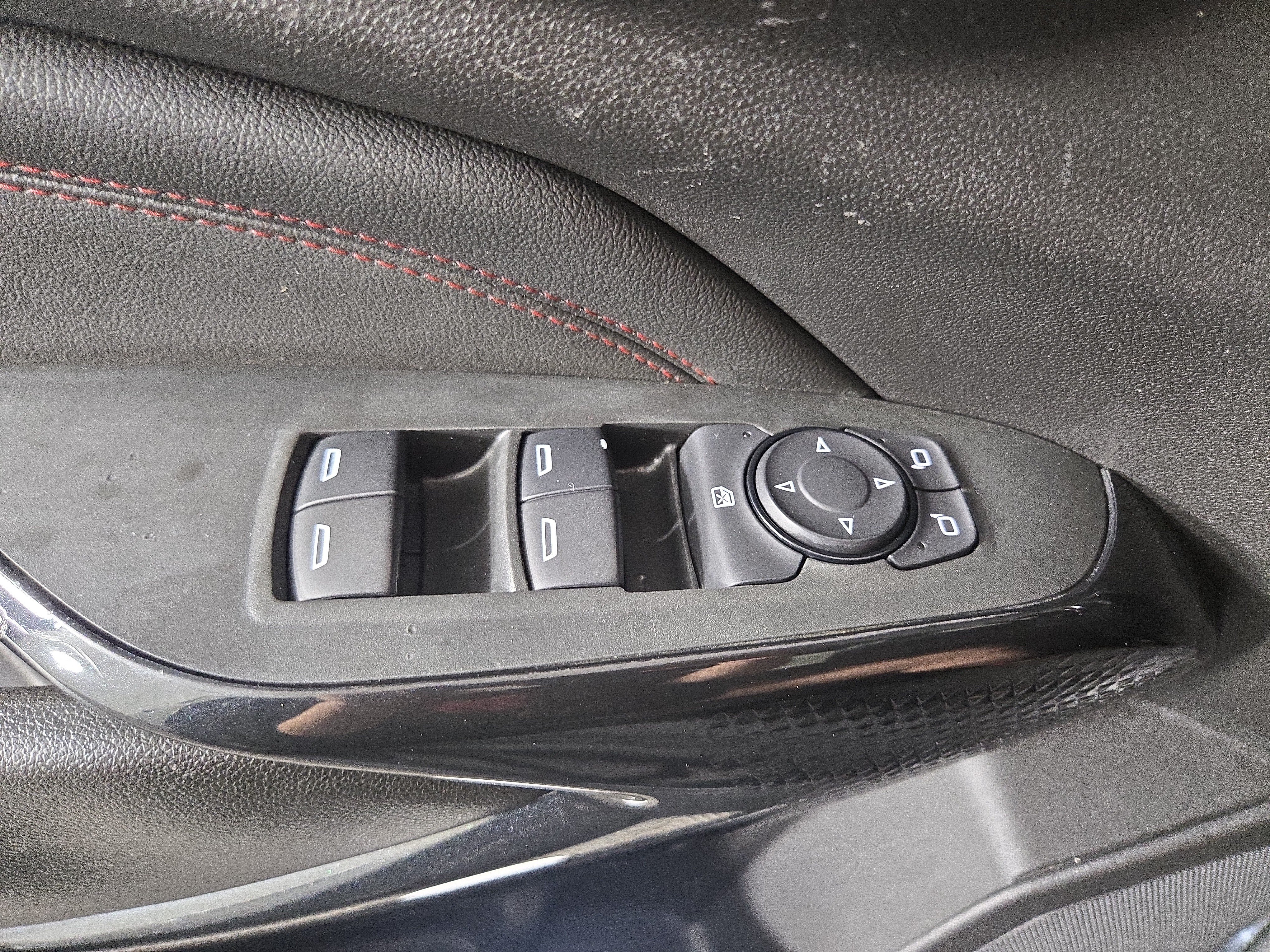 Certified 2025 Chevrolet Trax RS w/ Sunroof Package FWD image 29