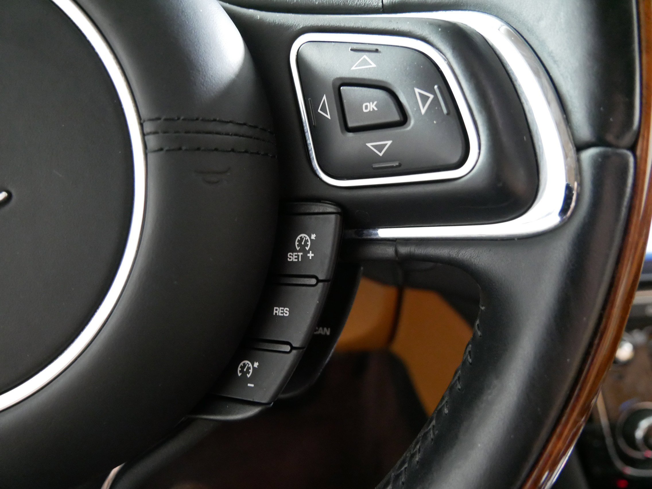 Used 2017 Jaguar XJ L Portfolio image 28