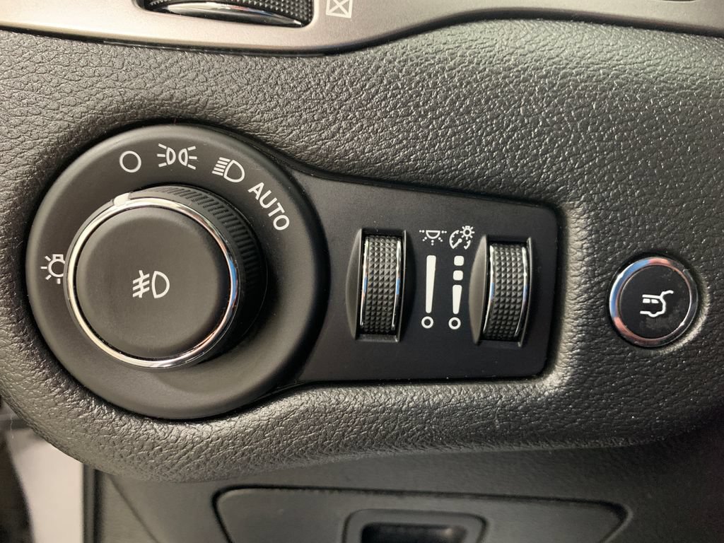 Used 2019 Jeep Cherokee Limited AWD/4WD image 14