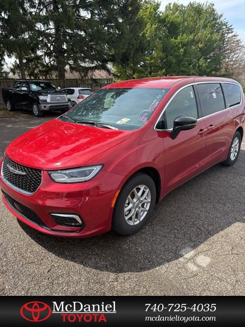 Used 2025 Chrysler Pacifica Select image 1