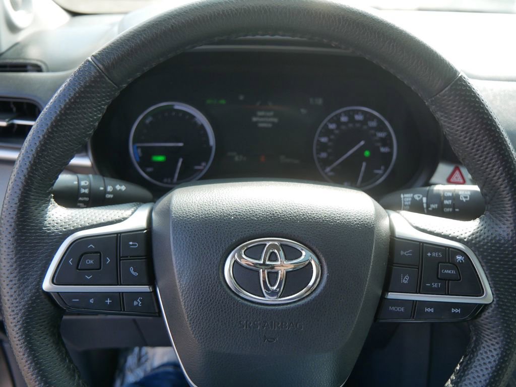 Used 2023 Toyota Sienna Limited image 23