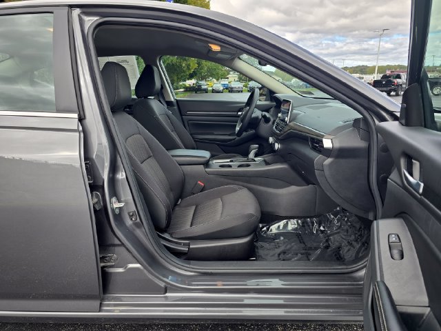 Used 2025 Nissan Altima 2.5 SV FWD image 16